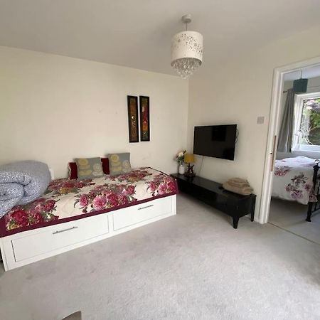 Cosy Apartment With Private Access And Kitchenette In Guildford (Adults Only) Worplesdon Eksteriør billede