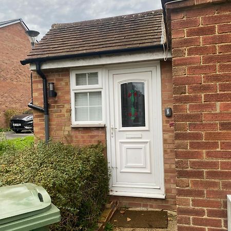 Cosy Apartment With Private Access And Kitchenette In Guildford (Adults Only) Worplesdon Eksteriør billede