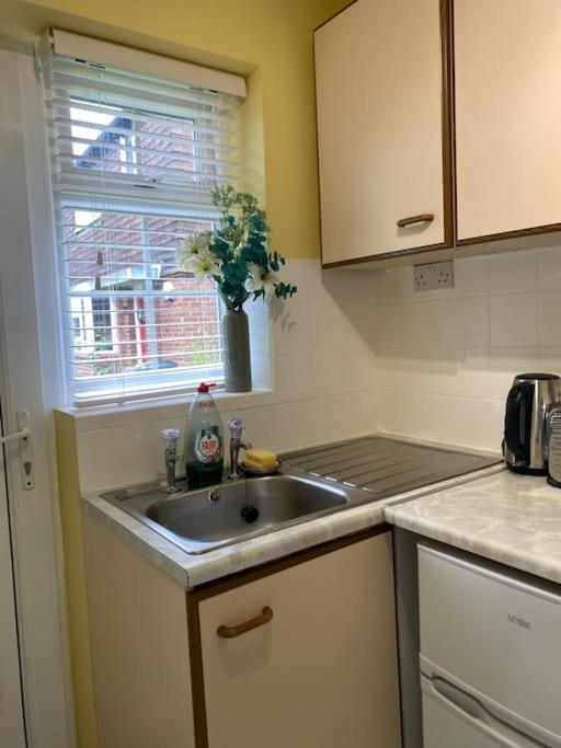 Cosy Apartment With Private Access And Kitchenette In Guildford (Adults Only) Worplesdon Eksteriør billede