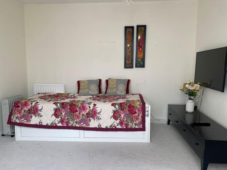 Cosy Apartment With Private Access And Kitchenette In Guildford (Adults Only) Worplesdon Eksteriør billede