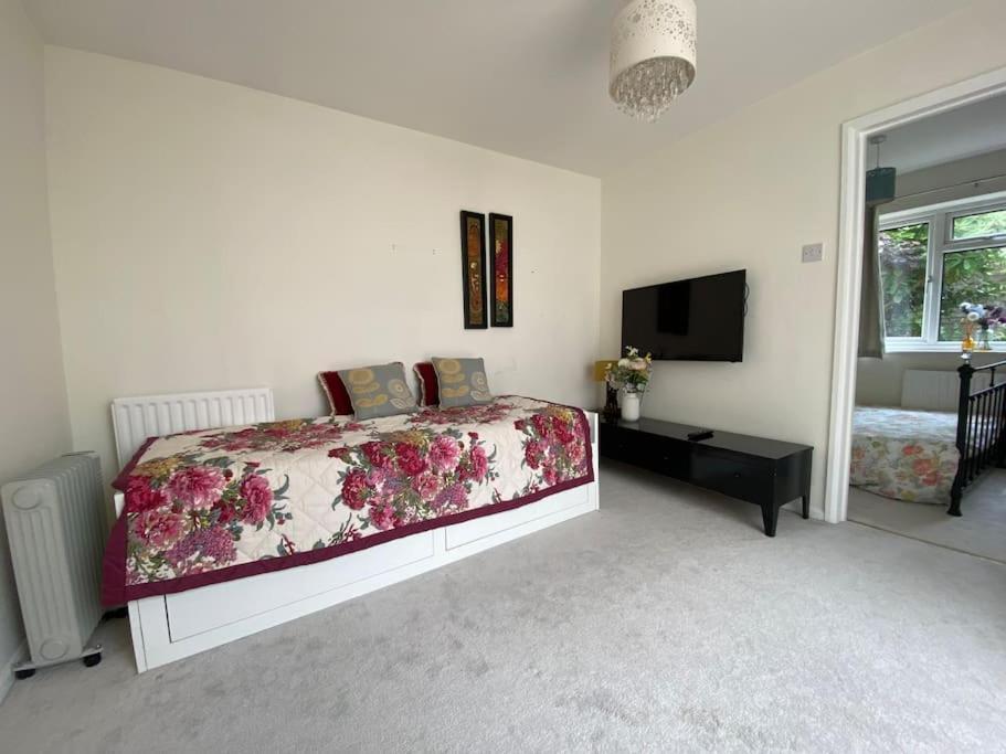 Cosy Apartment With Private Access And Kitchenette In Guildford (Adults Only) Worplesdon Eksteriør billede