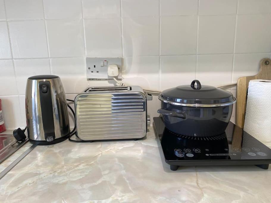 Cosy Apartment With Private Access And Kitchenette In Guildford (Adults Only) Worplesdon Eksteriør billede