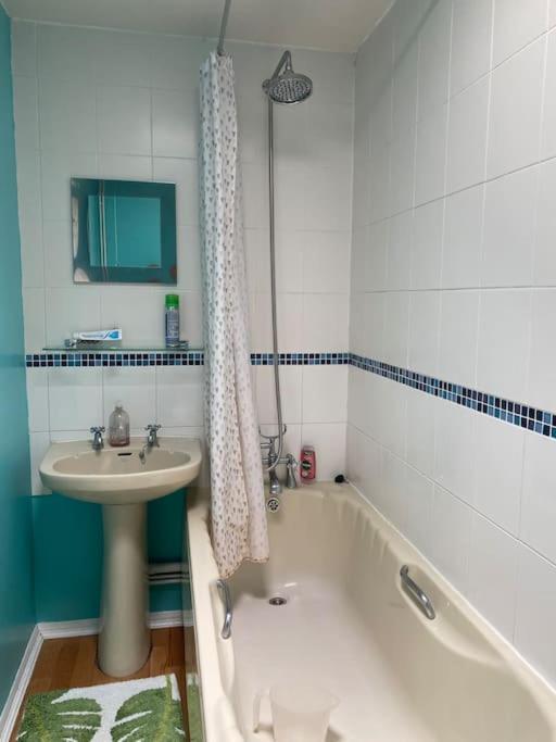Cosy Apartment With Private Access And Kitchenette In Guildford (Adults Only) Worplesdon Eksteriør billede