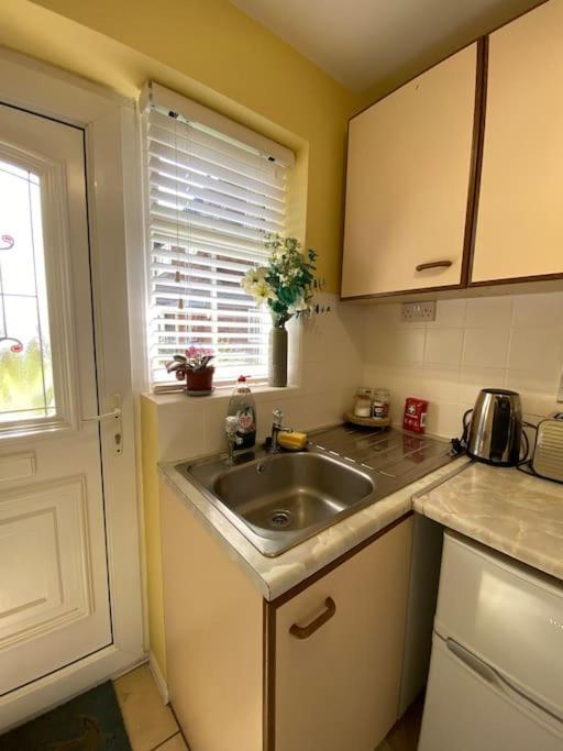 Cosy Apartment With Private Access And Kitchenette In Guildford (Adults Only) Worplesdon Eksteriør billede