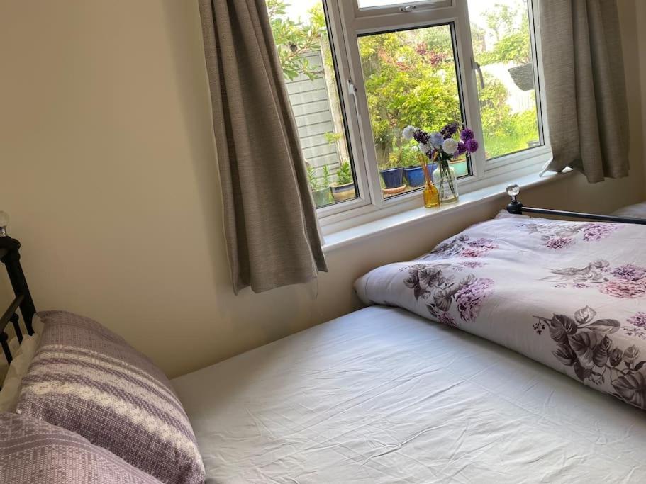 Cosy Apartment With Private Access And Kitchenette In Guildford (Adults Only) Worplesdon Eksteriør billede