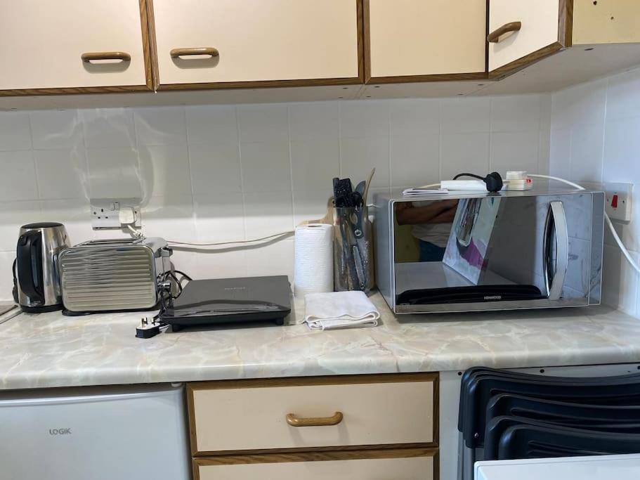 Cosy Apartment With Private Access And Kitchenette In Guildford (Adults Only) Worplesdon Eksteriør billede