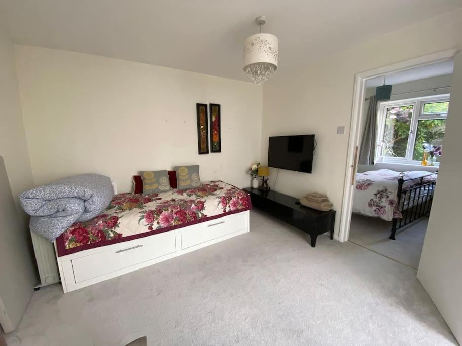 Cosy Apartment With Private Access And Kitchenette In Guildford (Adults Only) Worplesdon Eksteriør billede